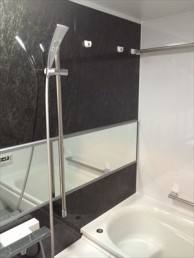 ブラックのアクセントパネルでシックな浴室に